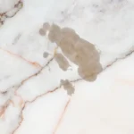 Come pulire il marmo macchiato: ecco i tre consigli dell’esperto